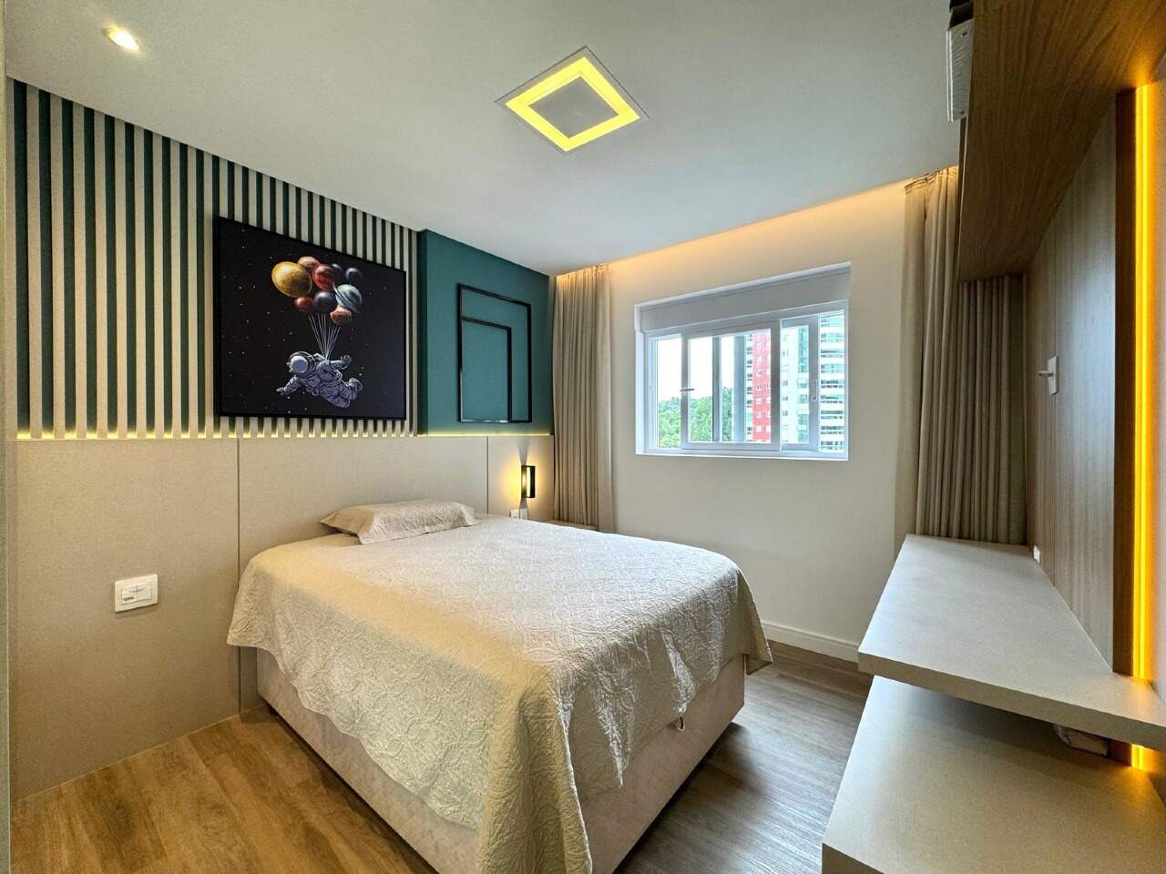 Apartamento à venda no Pioneiros: Quarto com armário e painel