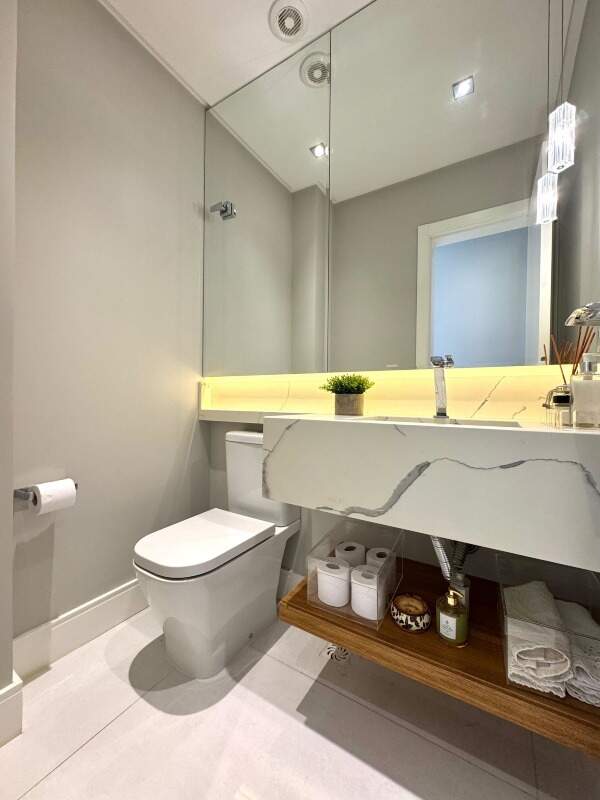 Apartamento à venda no Pioneiros: Lavabo com bancada e espelho