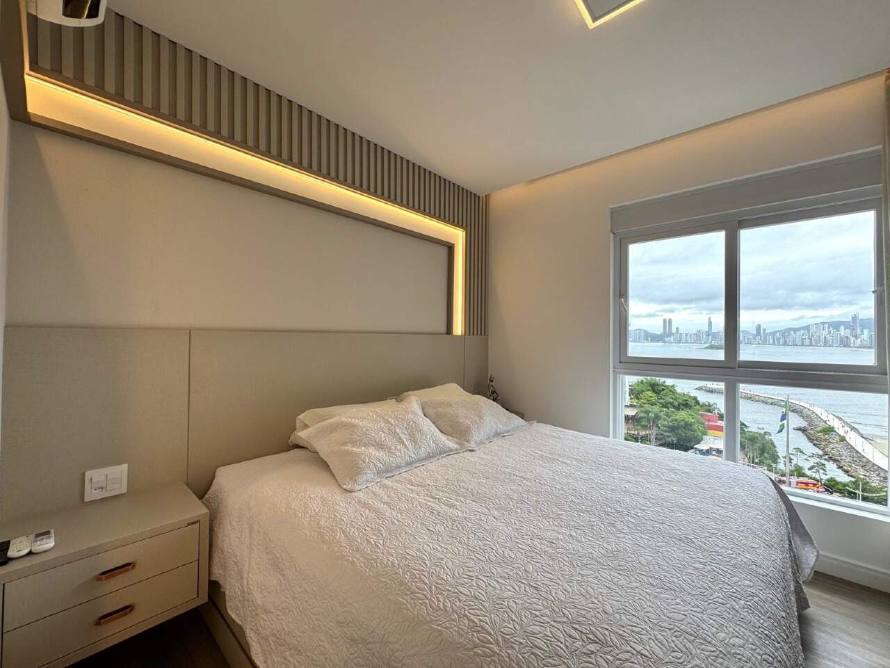 Apartamento à venda no Pioneiros: Dormitório com janela e vista para o mar