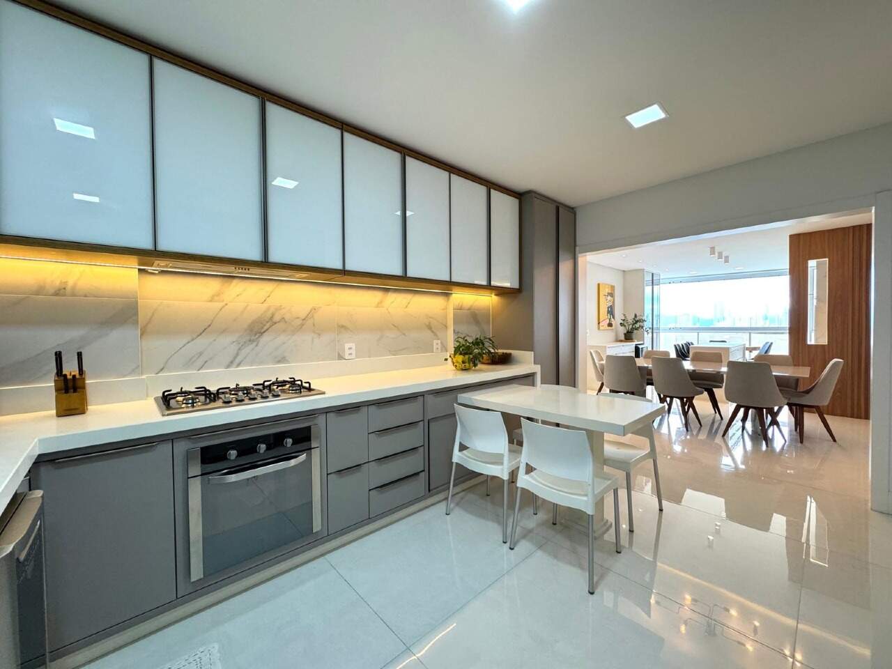 Apartamento à venda no Pioneiros: Cozinha com bancada, armários e eletrodomésticos