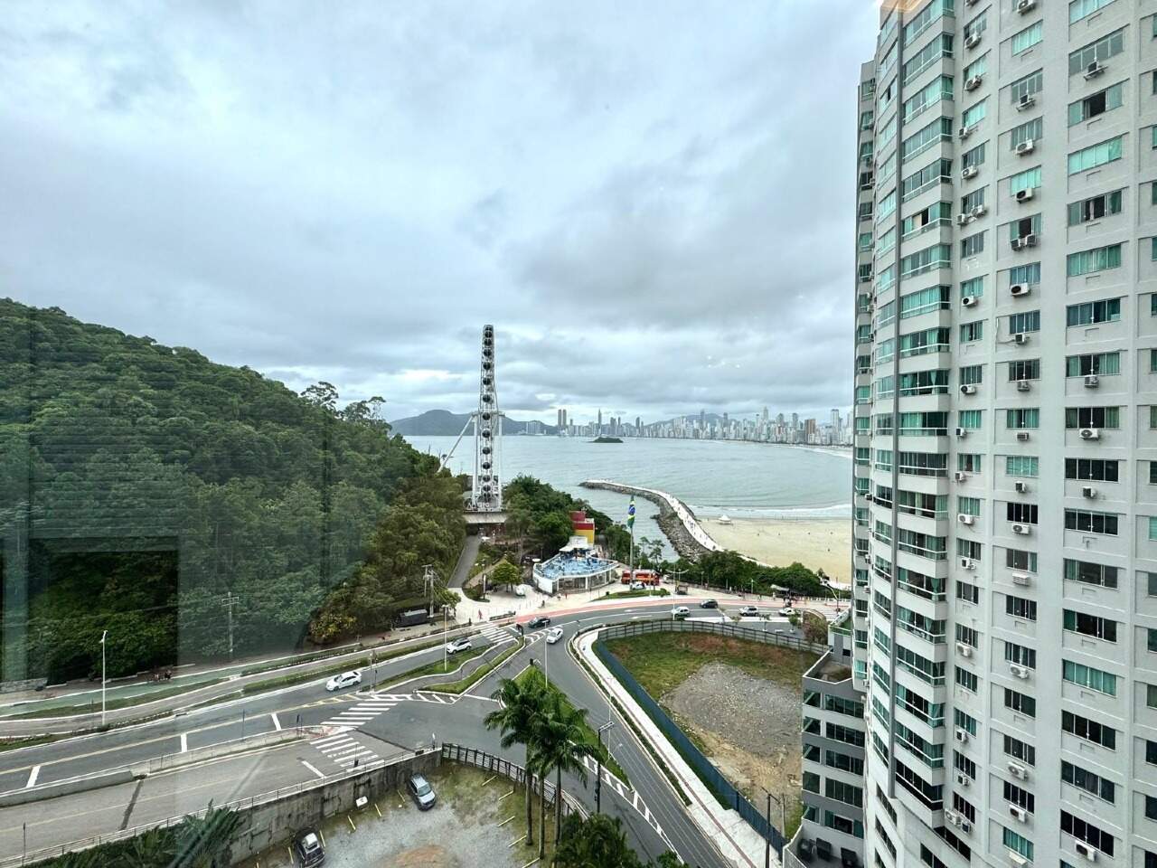 Apartamento à venda no Pioneiros: Vista para o mar e para a paisagem da Barra Norte