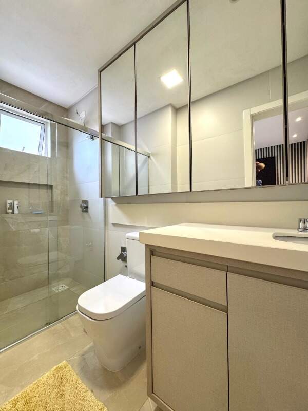 Apartamento à venda no Pioneiros: Banheiro com janela e box de vidro