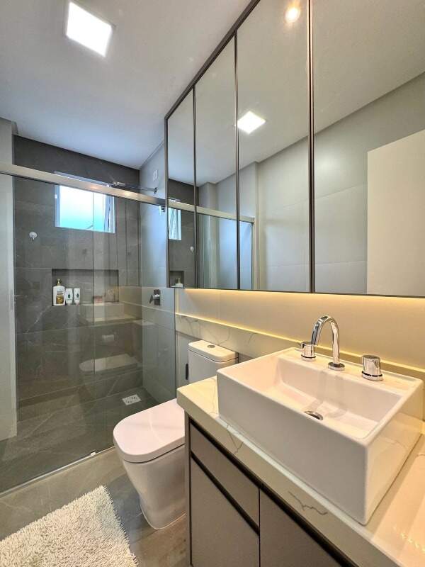 Apartamento à venda no Pioneiros: Banheiro com bancada e box de vidro