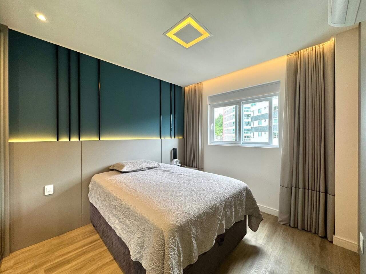 Apartamento à venda no Pioneiros: Dormitório com marcenaria e iluminação