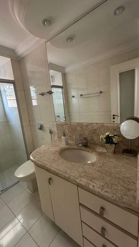 Apartamento à venda no Centro: Outro banheiro do apartamento