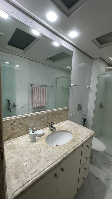 Apartamento à venda no Centro: Banheiro com bancada e box