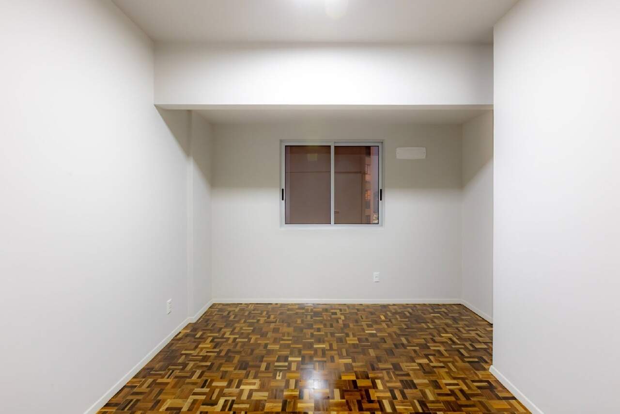 Apartamento à venda no Centro: Dormitório com piso de madeira