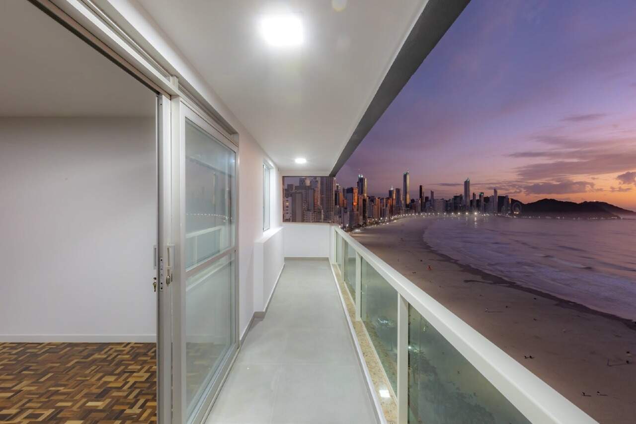 Apartamento à venda no Centro: Sacada com vista para o mar