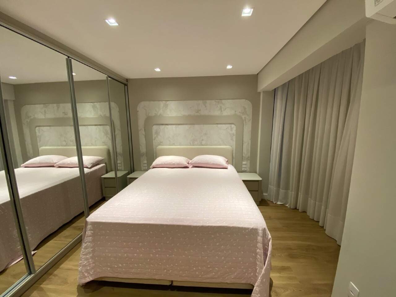 Apartamento à venda no Centro: Dormitório com armários e ar-condicionado
