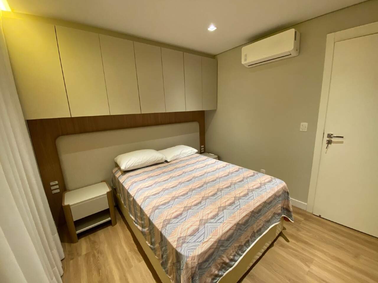 Apartamento à venda no Centro: Quarto com cabeceira de madeira