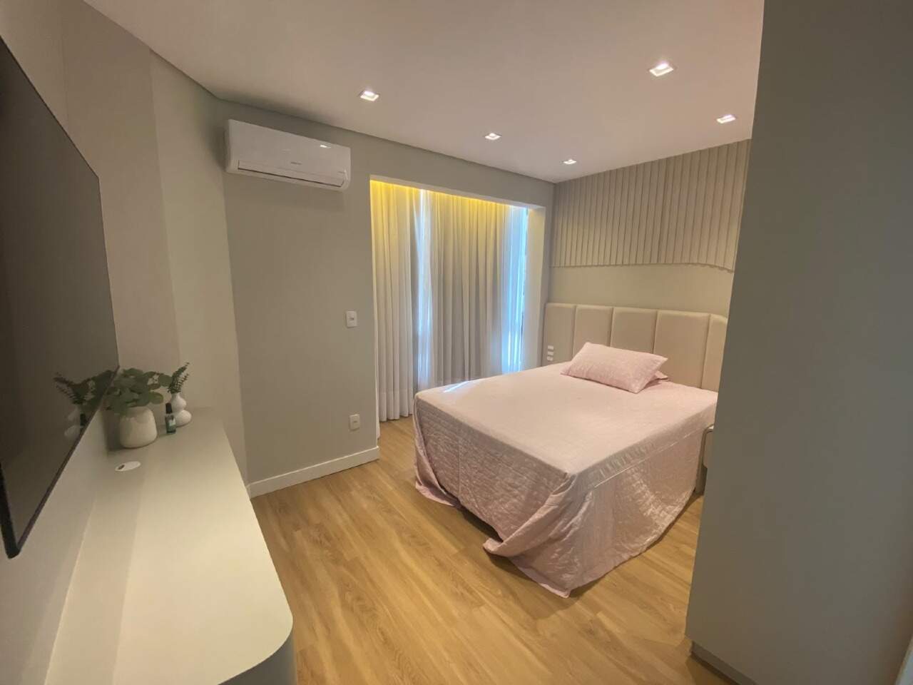 Apartamento à venda no Centro: Quarto com janela e armário