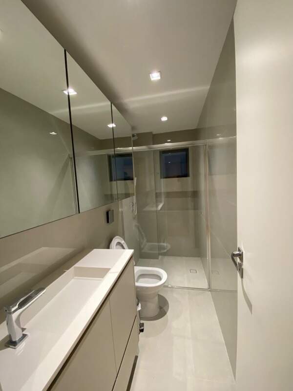 Apartamento à venda no Centro: Banheiro com bancada e espelho