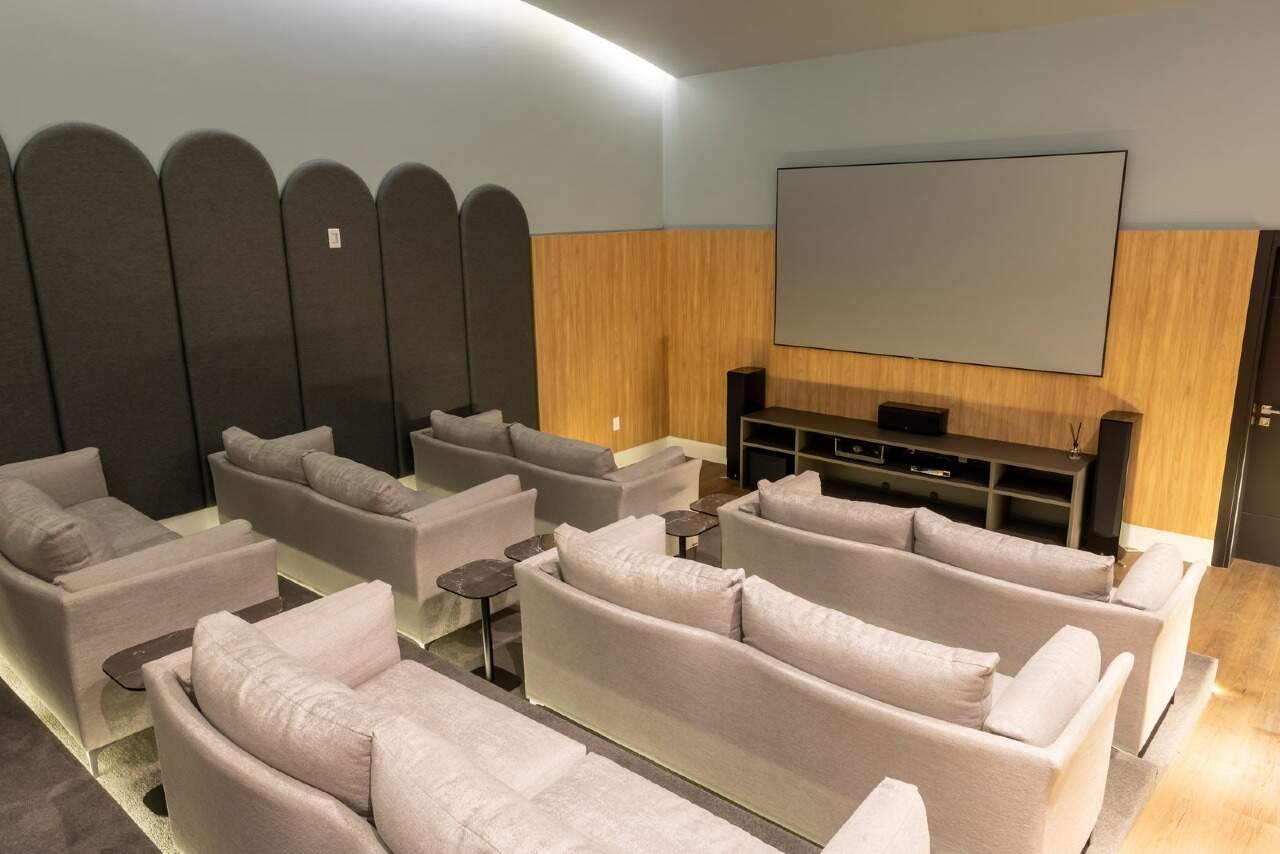 Apartamento diferenciado à venda no Praia Brava: Cinema com sofás e telão