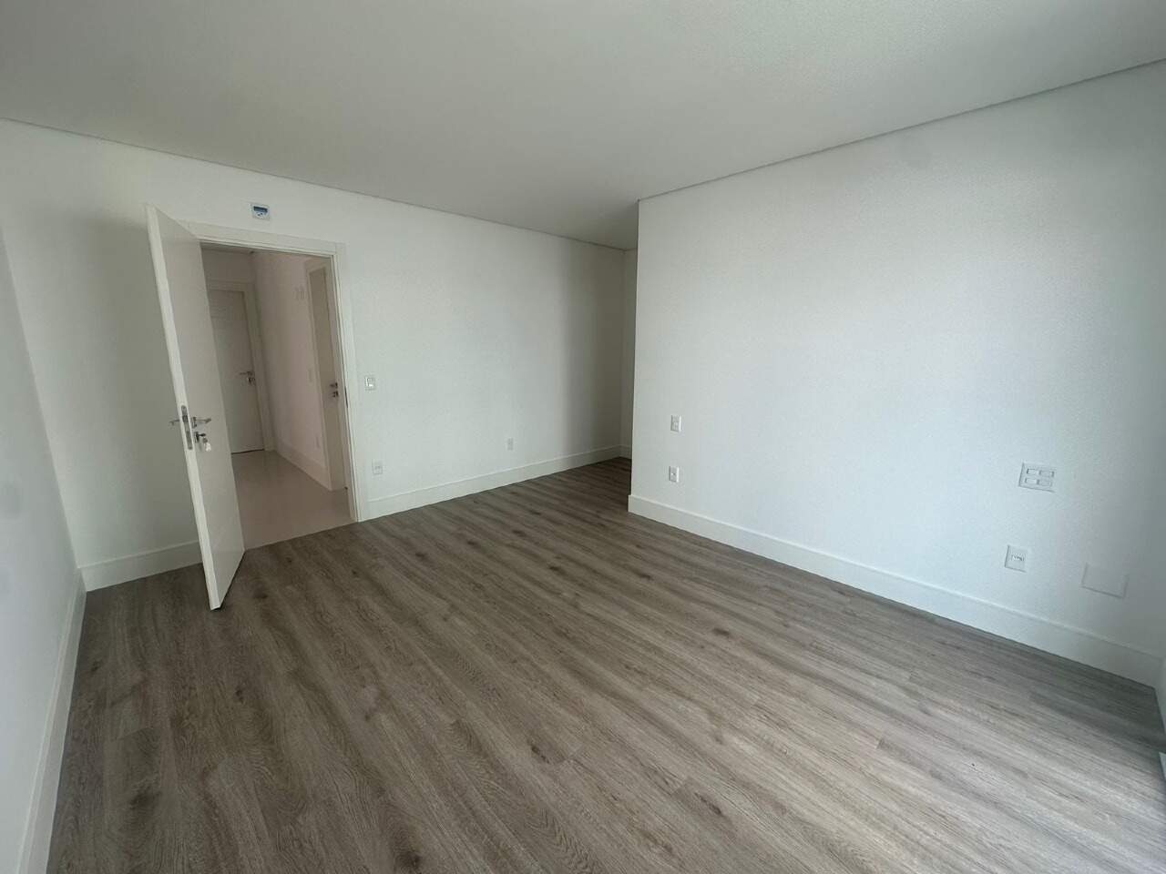 Apartamento diferenciado à venda no Praia Brava: Suíte com piso amadeirado