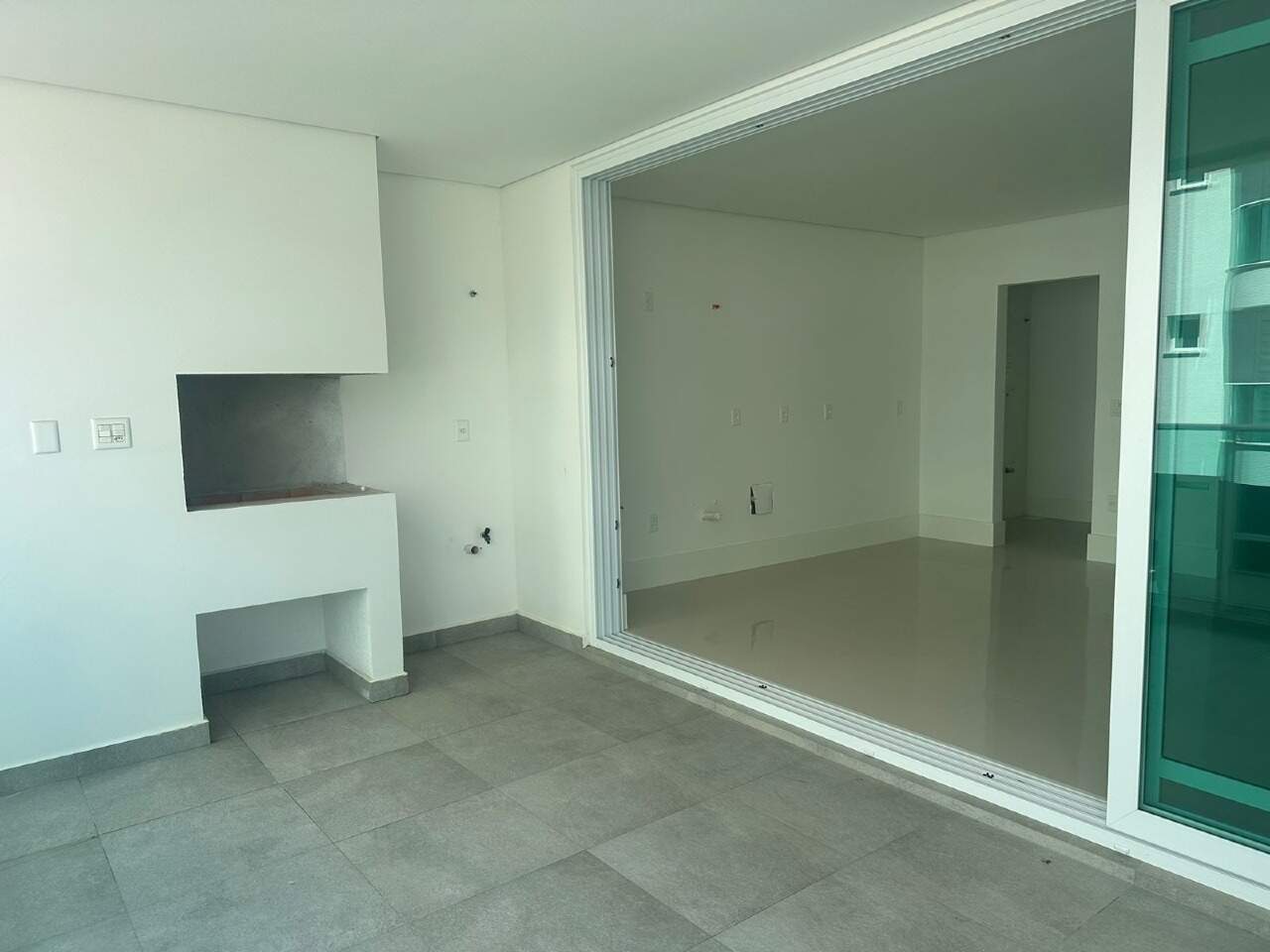 Apartamento diferenciado à venda no Praia Brava: Varanda gourmet com churrasqueira, aberta para o living por portas de correr