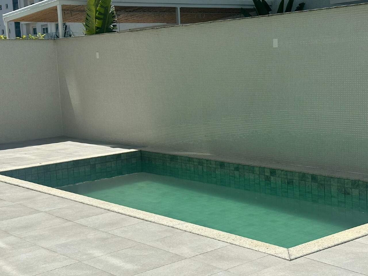 Apartamento diferenciado à venda no Praia Brava: Piscina privativa com deck em porcelanato e muro revestido em pastilhas