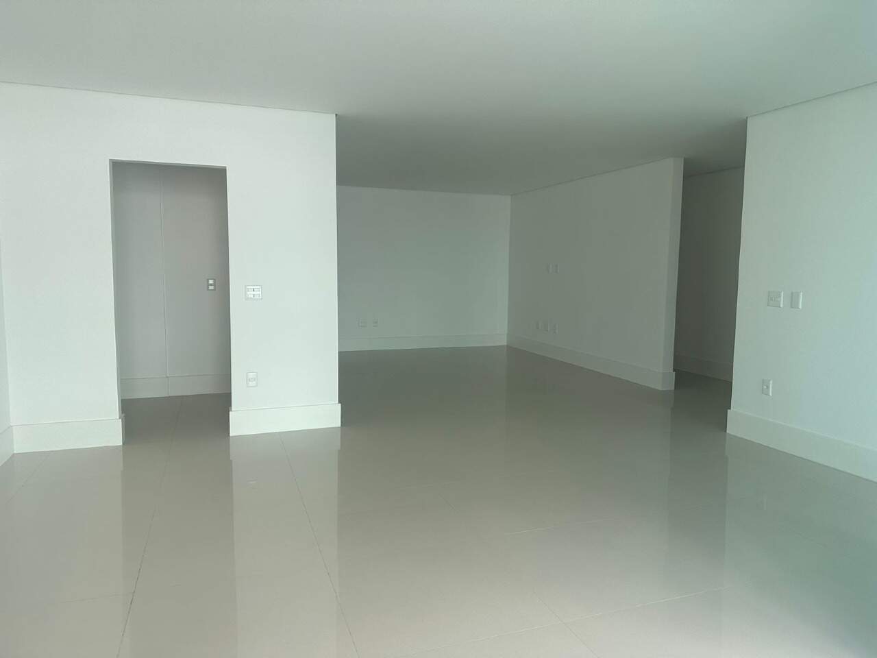 Apartamento diferenciado à venda no Praia Brava: Living amplo com piso em porcelanato e forro de gesso