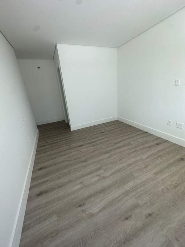 Apartamento diferenciado à venda no Praia Brava: Mais uma das três suítes, também com piso amadeirado