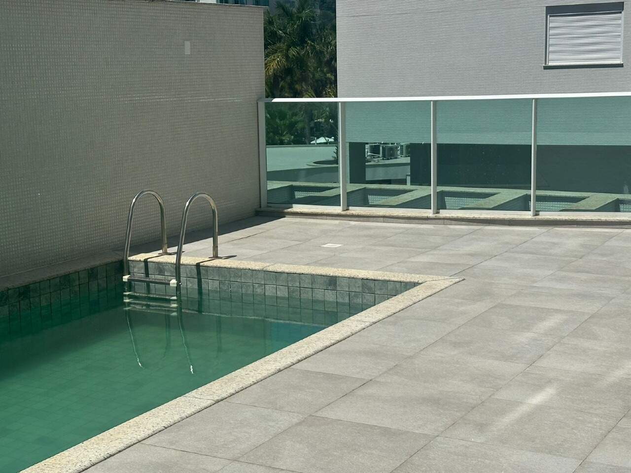 Apartamento diferenciado à venda no Praia Brava: Terraço com piscina privativa e guarda-corpo de vidro, no diferenciado de 242 m²