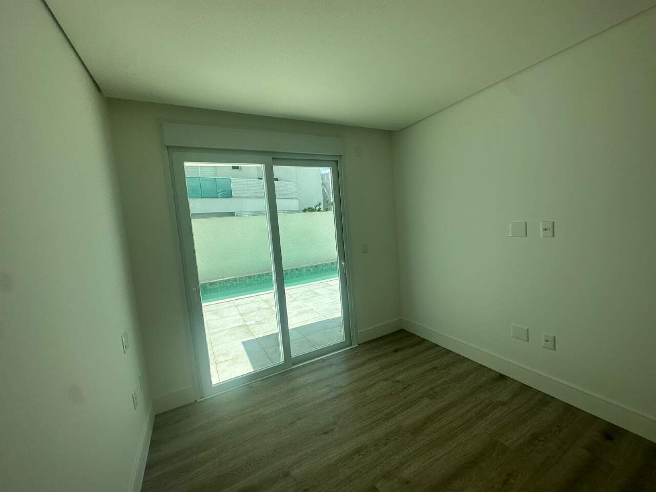 Apartamento diferenciado à venda no Praia Brava: Suíte com porta de correr que leva direto ao terraço da piscina