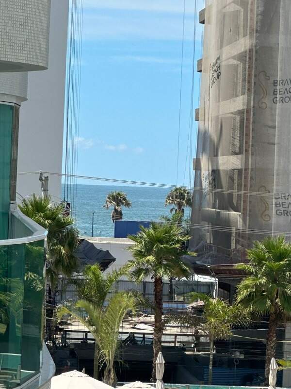 Apartamento diferenciado à venda no Praia Brava: Vista parcial do mar entre os prédios, a partir do terraço