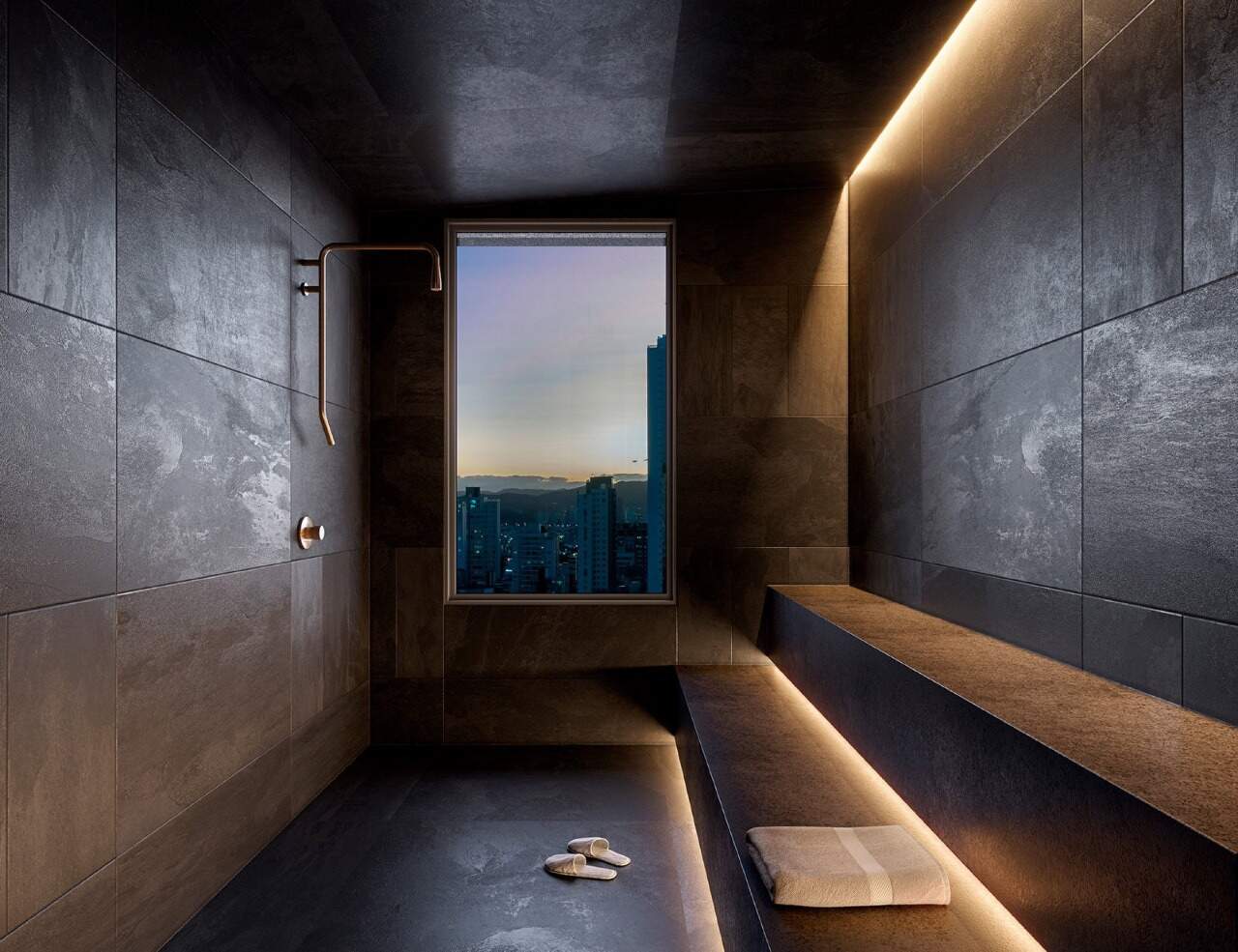 Cobertura à venda no Centro: Sauna úmida revestida de pedra escura (imagem ilustrativa)