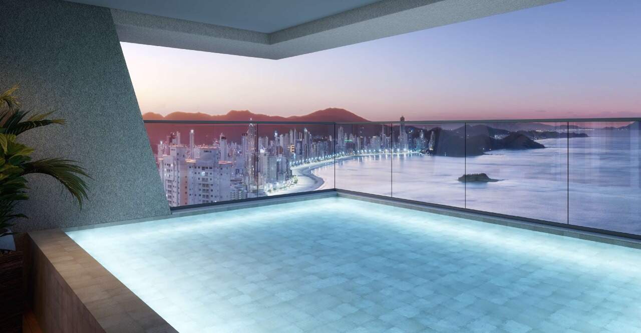 Cobertura à venda no Centro: Piscina privativa da penthouse, com a orla de Balneário Camboriú ao fundo (imagem ilustrativa)
