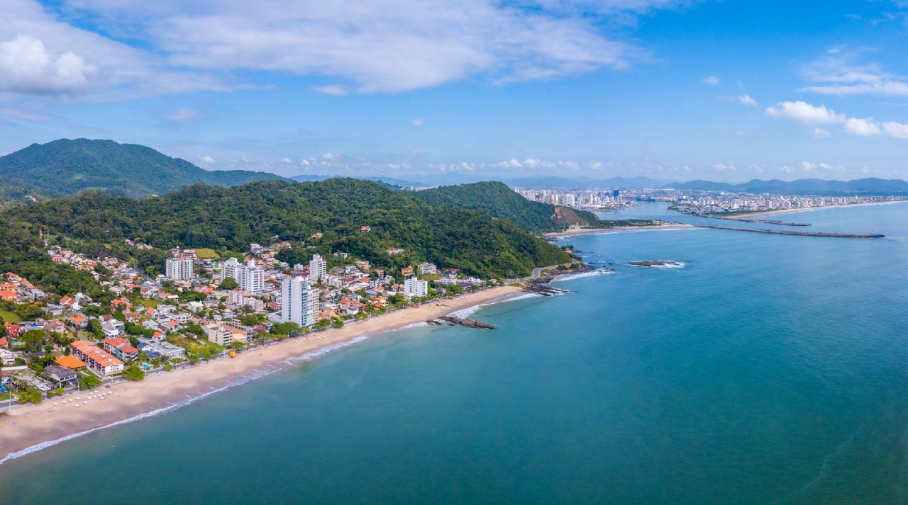 Apartamento à venda no Cabeçudas: Vista aérea da Praia de Cabeçudas, em Itajaí (foto aérea da região)