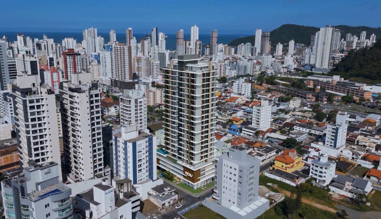 Apartamento à venda no Centro: Fotomontagem aérea do NOW Residence entre os prédios do Centro de Itajaí