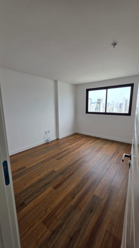 Apartamento à venda no Centro: Suíte com piso vinílico amadeirado
