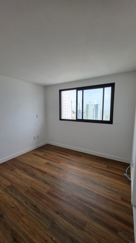 Apartamento à venda no Centro: Outra suíte com piso vinílico e janela