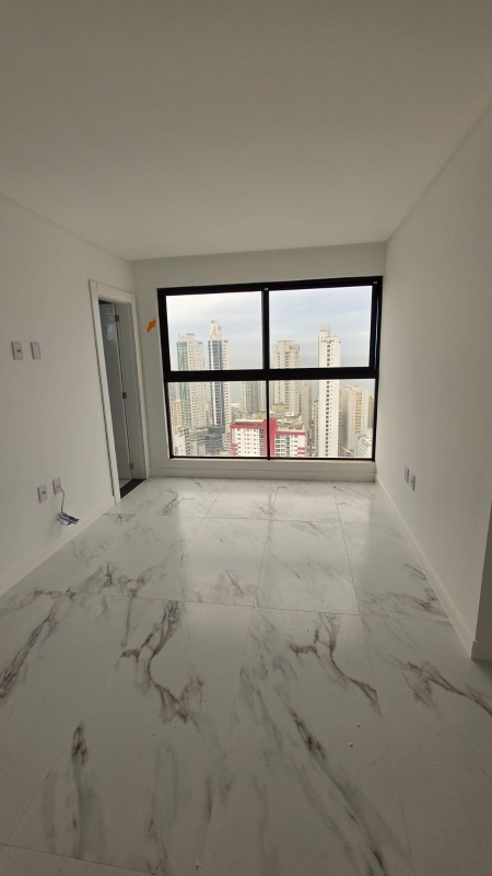 Apartamento à venda no Centro: Sala com janela para a cidade