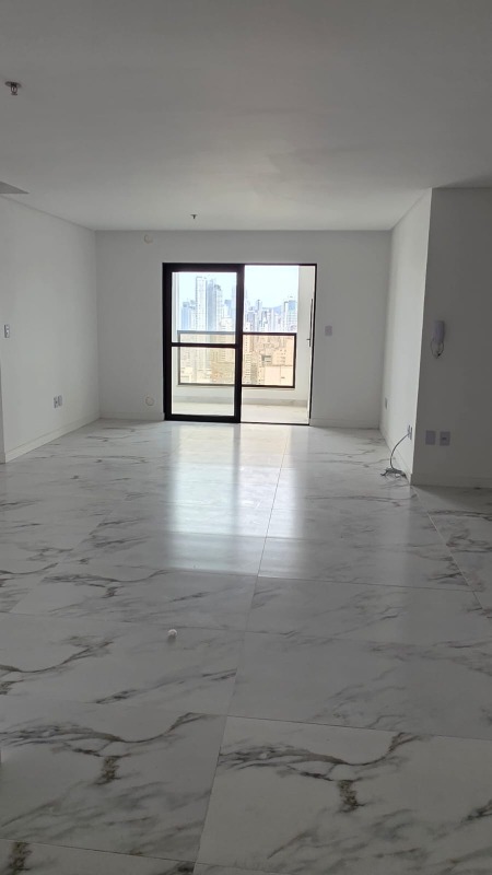 Apartamento à venda no Centro: Living amplo com piso porcelanato