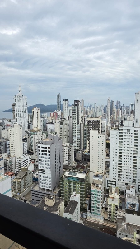 Apartamento à venda no Centro: Vista panorâmica da cidade e do mar a partir da varanda