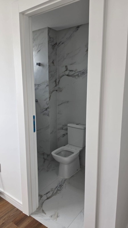 Apartamento à venda no Centro: Banheiro com revestimento marmorizado