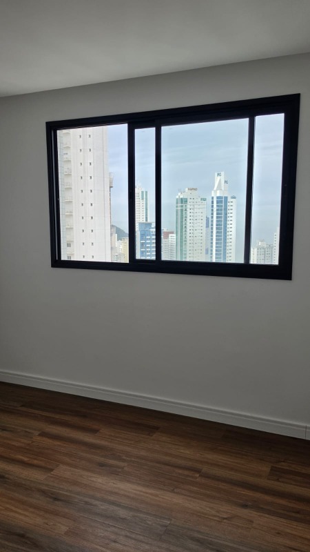 Apartamento à venda no Centro: Suíte com janela e vista dos prédios do Centro