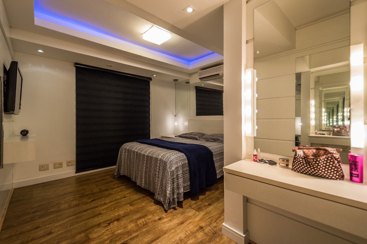 Apartamento à venda no Fazenda: Suíte com cama de casal, penteadeira e persiana