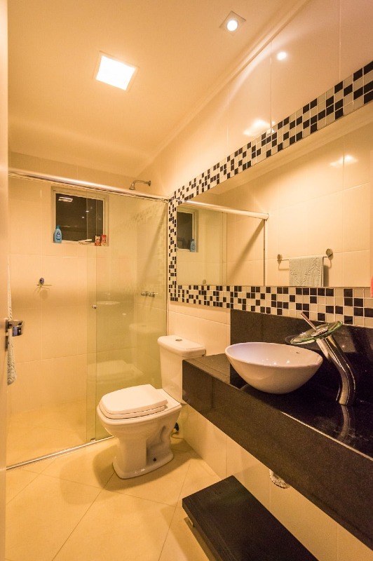 Apartamento à venda no Fazenda: Banheiro com cuba de apoio e bancada escura