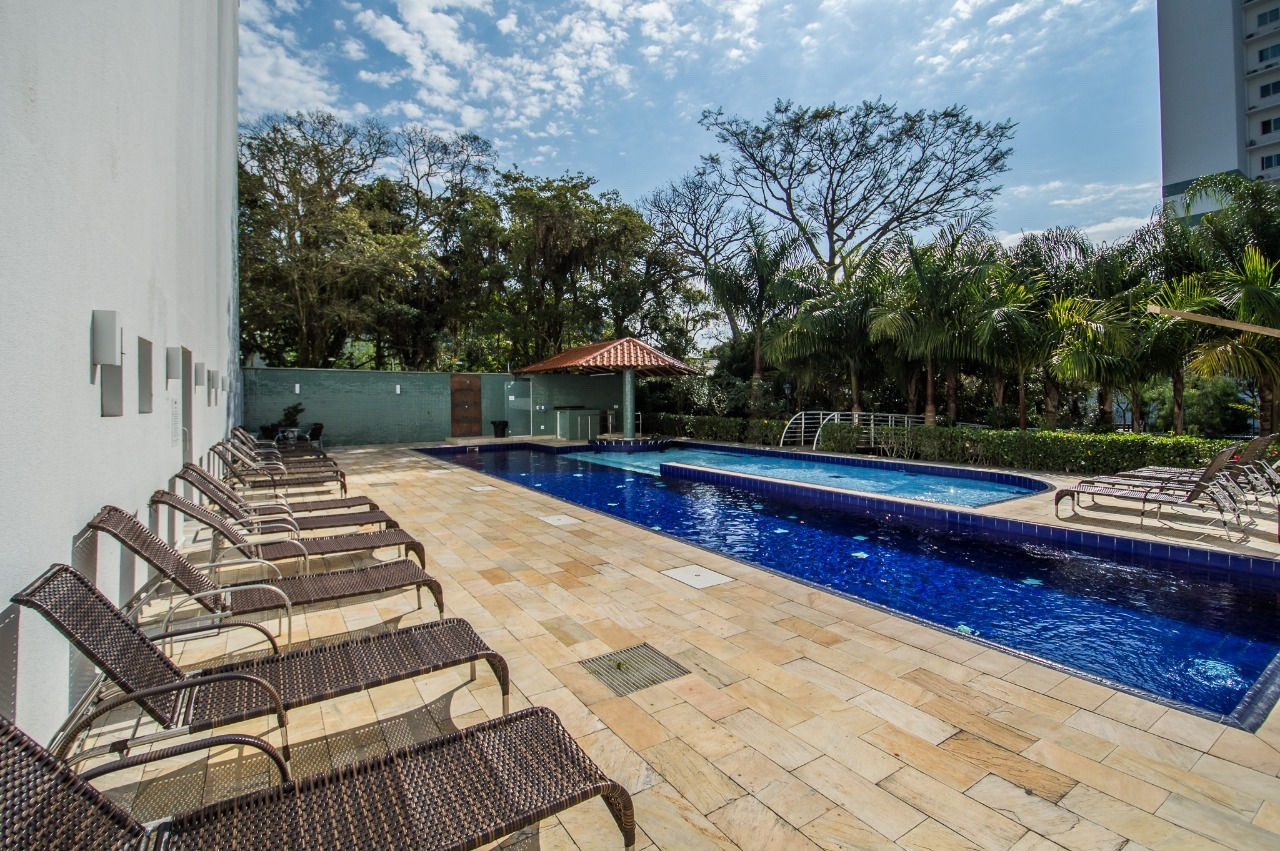 Apartamento à venda no Fazenda: Piscina do condomínio com espreguiçadeiras