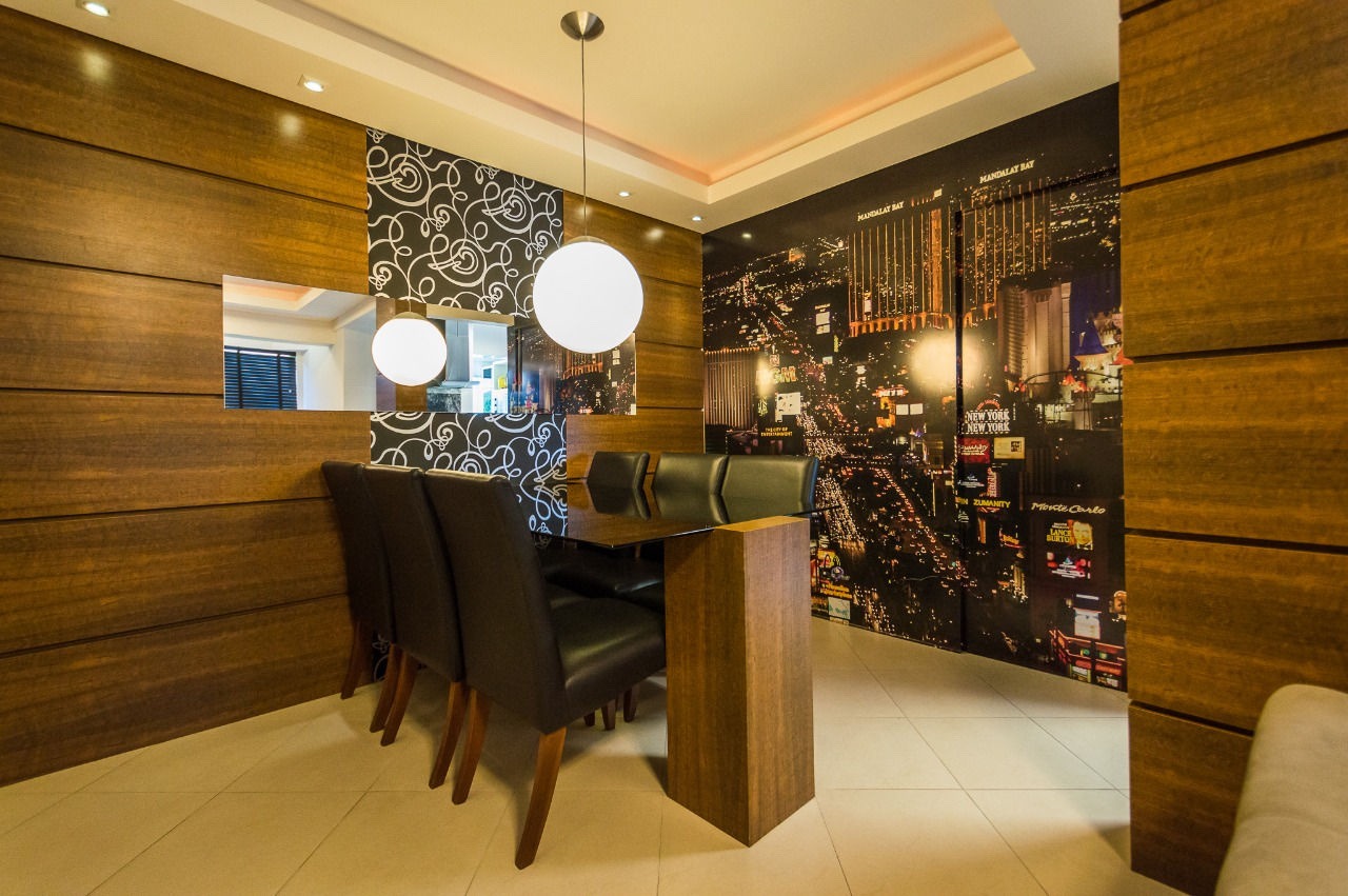 Apartamento à venda no Fazenda: Mesa de jantar junto ao painel de madeira e ao espelho