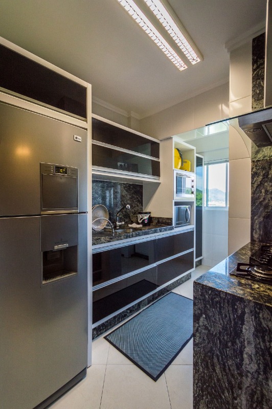 Apartamento à venda no Fazenda: Cozinha com geladeira inox e armários planejados