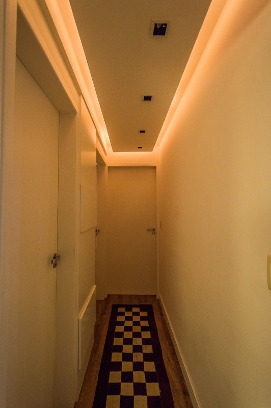 Apartamento à venda no Fazenda: Corredor da área íntima com iluminação indireta