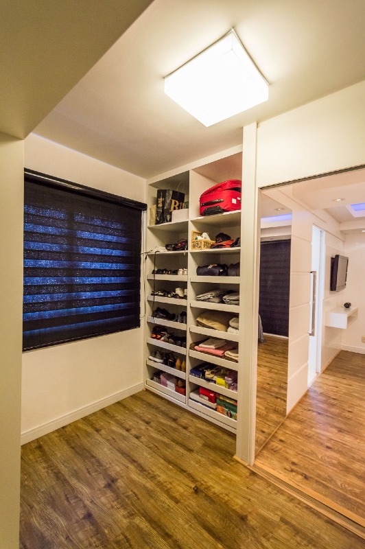 Apartamento à venda no Fazenda: Closet da suíte com prateleiras e nichos