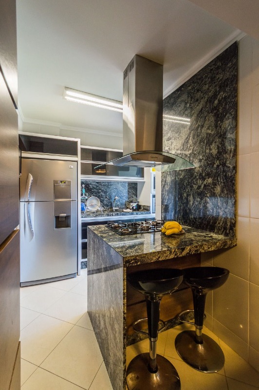 Apartamento à venda no Fazenda: Cozinha planejada com coifa, cooktop e bancada em pedra