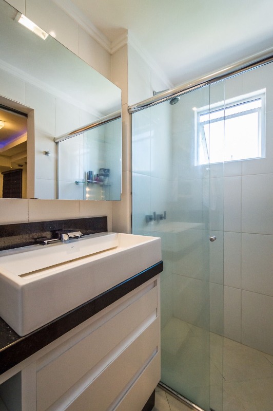 Apartamento à venda no Fazenda: Banheiro com box de vidro e bancada branca