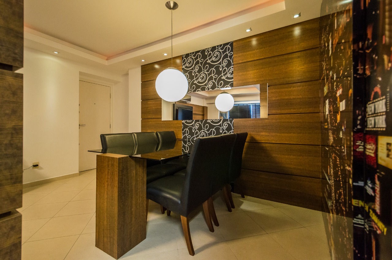 Apartamento à venda no Fazenda: Jantar com cadeiras estofadas e acesso à área social
