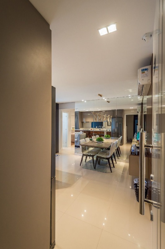 Apartamento à venda no Fazenda: Circulação com vista para o living e a mesa de jantar