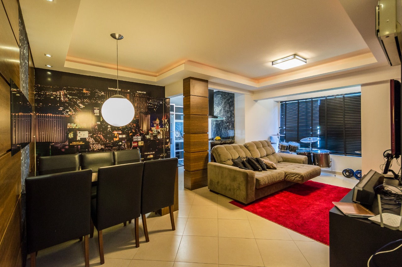 Apartamento à venda no Fazenda: Living com estar e jantar integrados, painéis de madeira e iluminação no teto