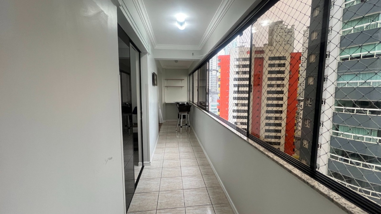 Apartamento à venda no Centro: Sacada envidraçada com tela de proteção ao longo da fachada