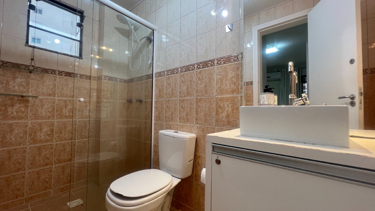 Apartamento à venda no Centro: Banheiro da suíte com box de vidro e bancada com cuba